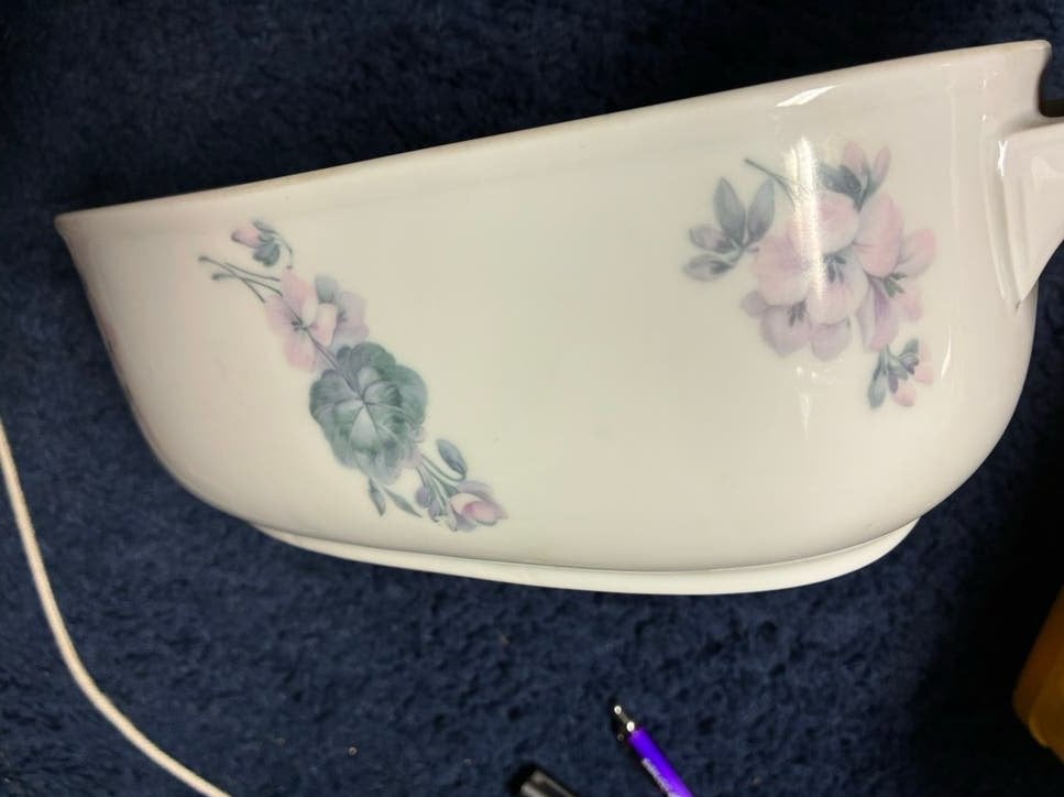 Dekschaal  met bloemmotief - Wit met roze/paarse bloemen, Huis en Inrichting, Keuken | Servies, Gebruikt, Overige merken, Klassiek