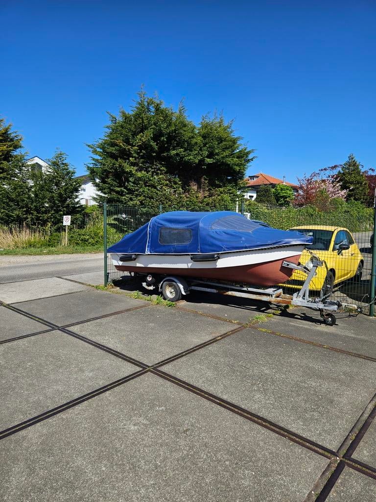 Nette sloep met 6pk suzuki+ elektris yamaha+ geremde trailer, Ophalen, 3 tot 6 meter, Buitenboordmotor, Polyester