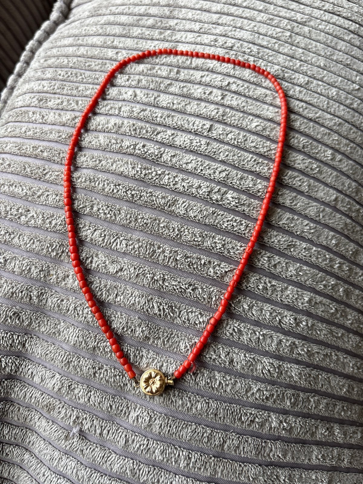 Bloedkoraal met gouden sluiting, Sieraden, Tassen en Uiterlijk, Ophalen of Verzenden, Zo goed als nieuw, Rood, Overige materialen