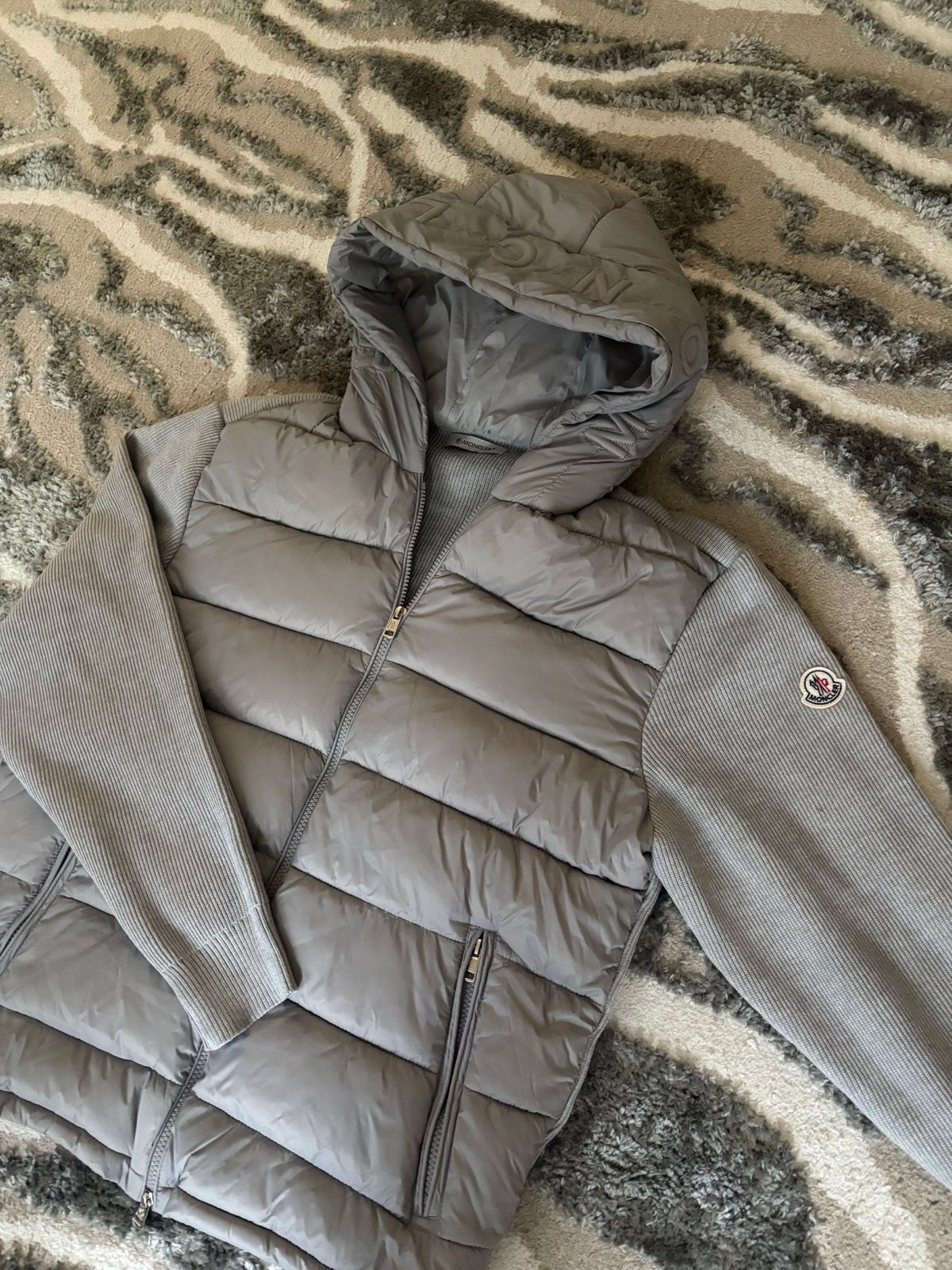Moncler jas met capuchon - Zo goed als nieuw, Ophalen of Verzenden, Zo goed als nieuw, Maat 42/44 (L), Grijs