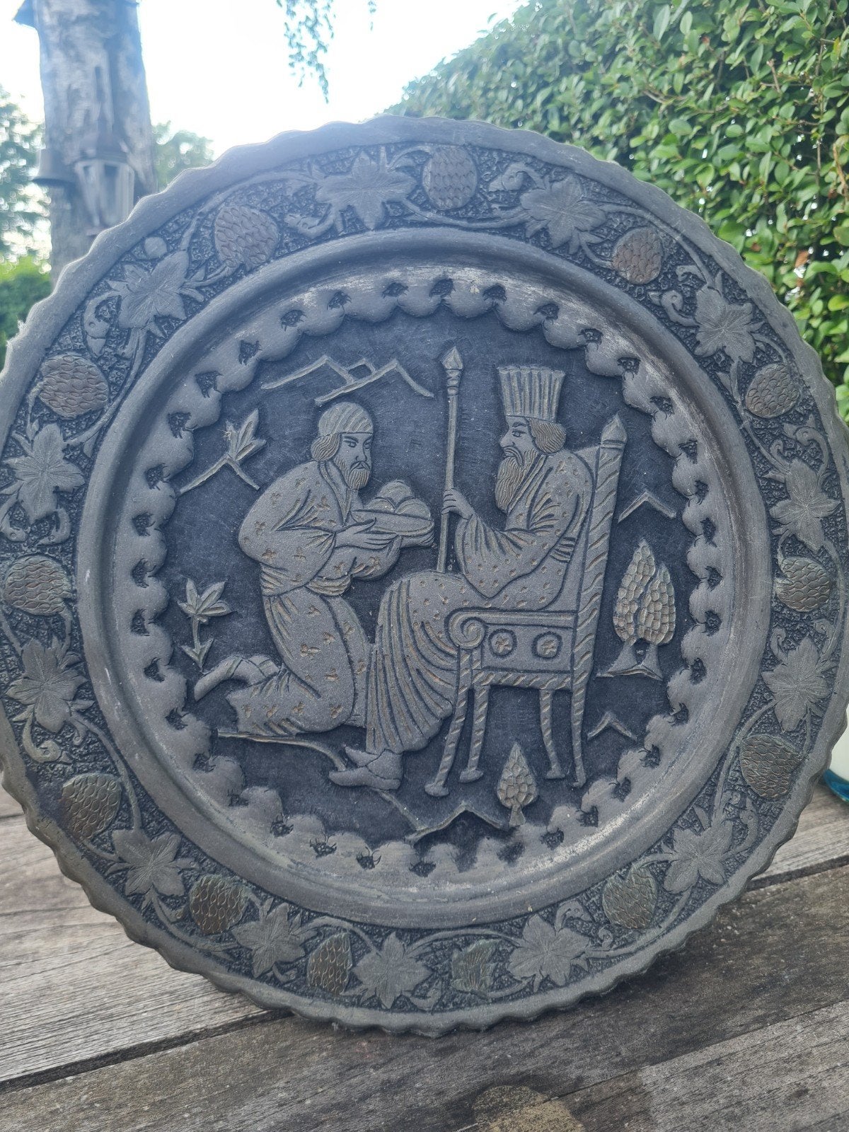 Antieke decoratieve metalen plaat met reliëf, Antiek en Kunst, Antiek | Schalen, Ophalen of Verzenden