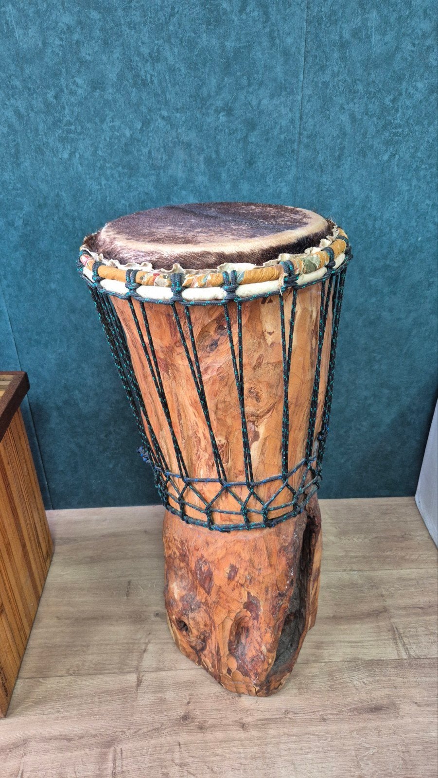 Handgemaakte Djembe Trommel - Uniek Houten Design, Muziek en Instrumenten, Ophalen of Verzenden