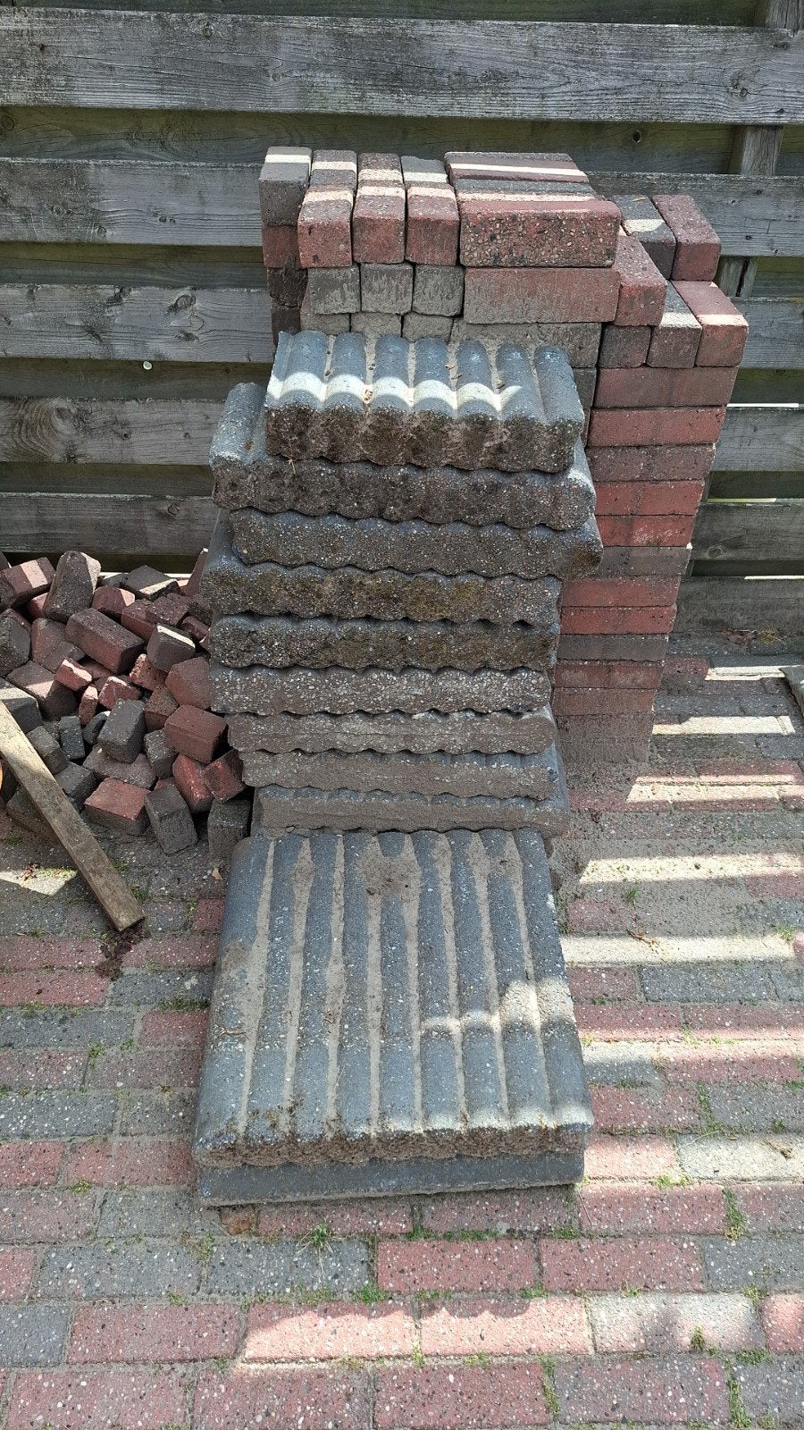 Gratis waaltjes en tuin tegels, Tuin en Terras, Ophalen, Gebruikt, Beton, Klinkers