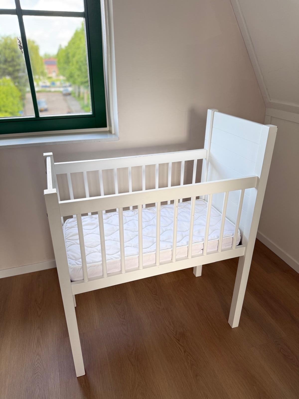 Wit houten wiegje met matras, Kinderen en Baby's, Babywiegjes en Ledikanten, Ophalen, Zo goed als nieuw, Wieg