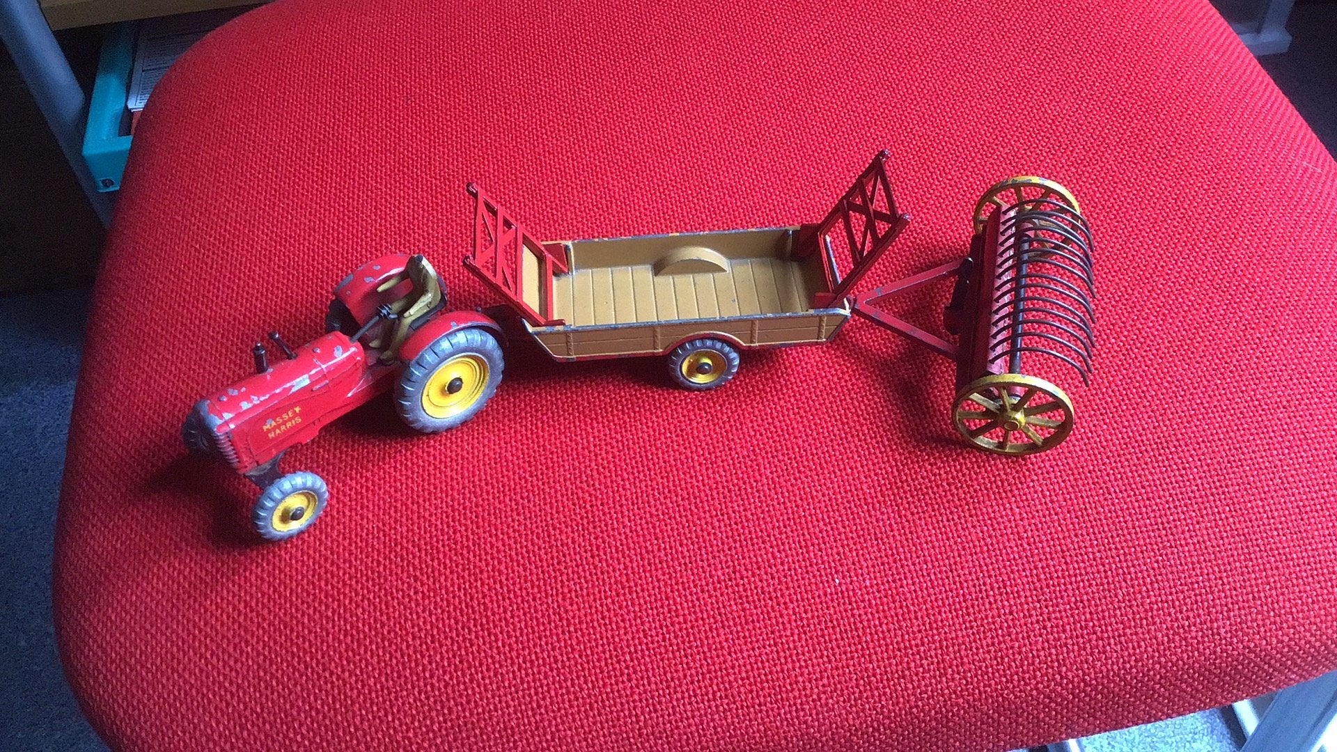 DINKY TOYS MASSEY HARRIS TRACTOR + LANDBOUW SET, Ophalen of Verzenden, Tractor of Landbouw, Dinky Toys