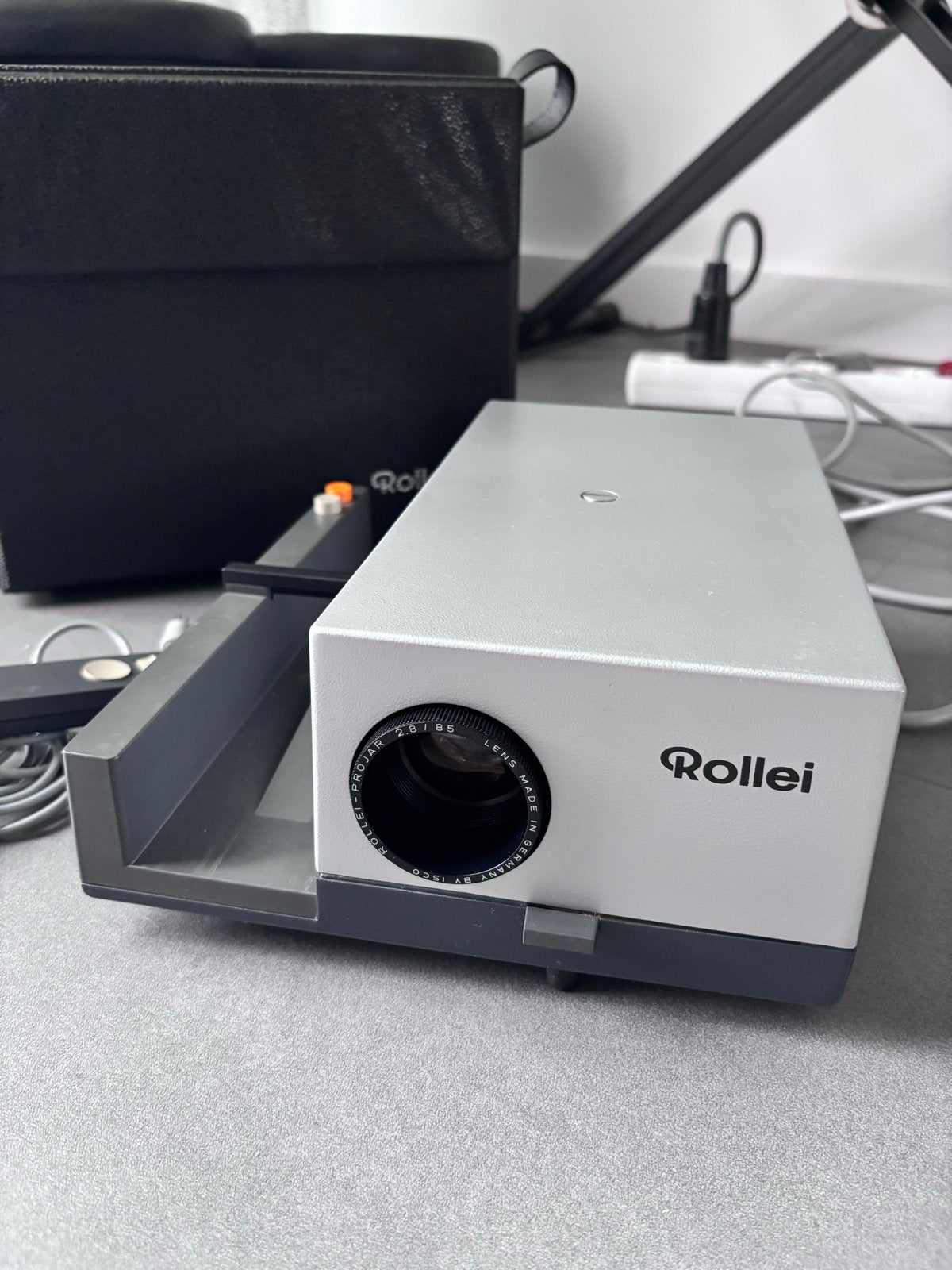 Rollei P35A Diaprojector met afstandsbediening en koffer, Ophalen of Verzenden, Gebruikt, Met scherm