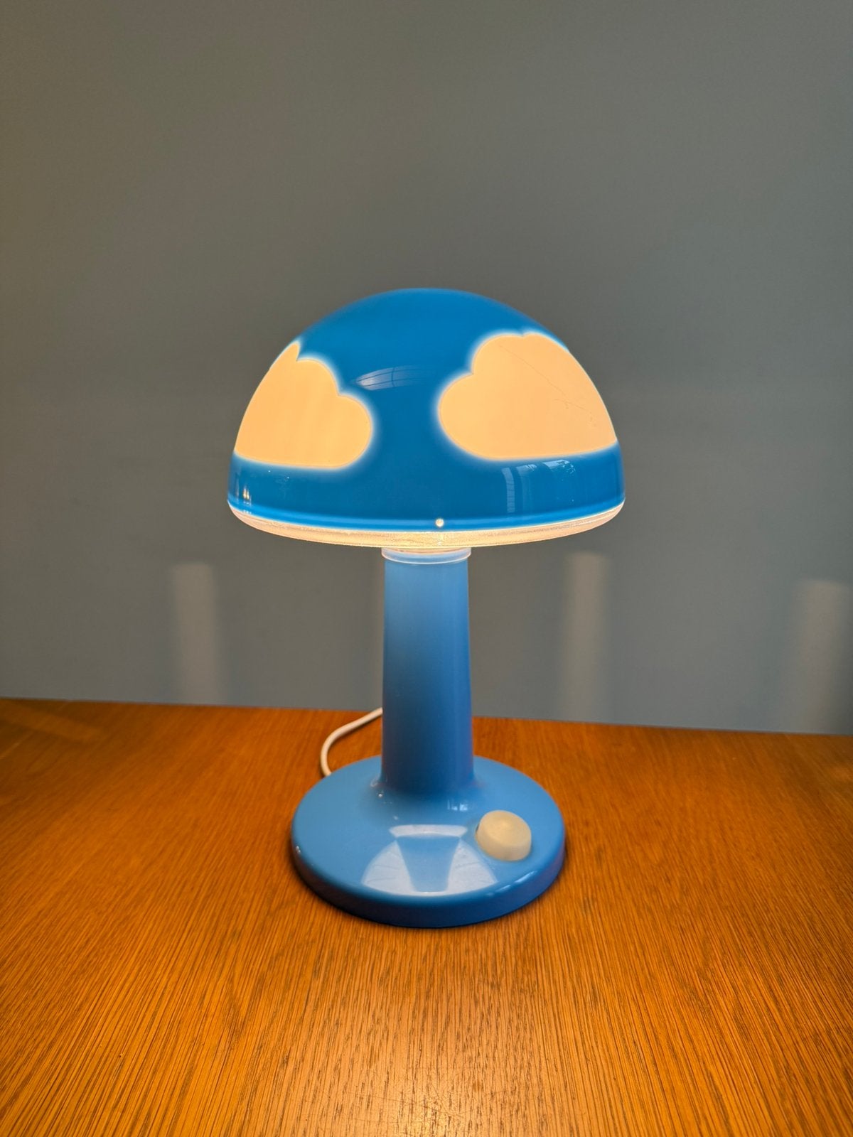 Vintage IKEA Skojig wolkenlamp / mushroomlamp - blauw design, Huis en Inrichting, Kunststof, Vintage Scandinavisch 90s Space Age paddenstoel design