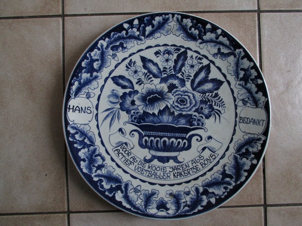 Kakert (Schaesberg): Kakertse Boys, Delfts Blauw Bord, Antiek en Kunst, Antiek | Wandborden en Tegels, Ophalen