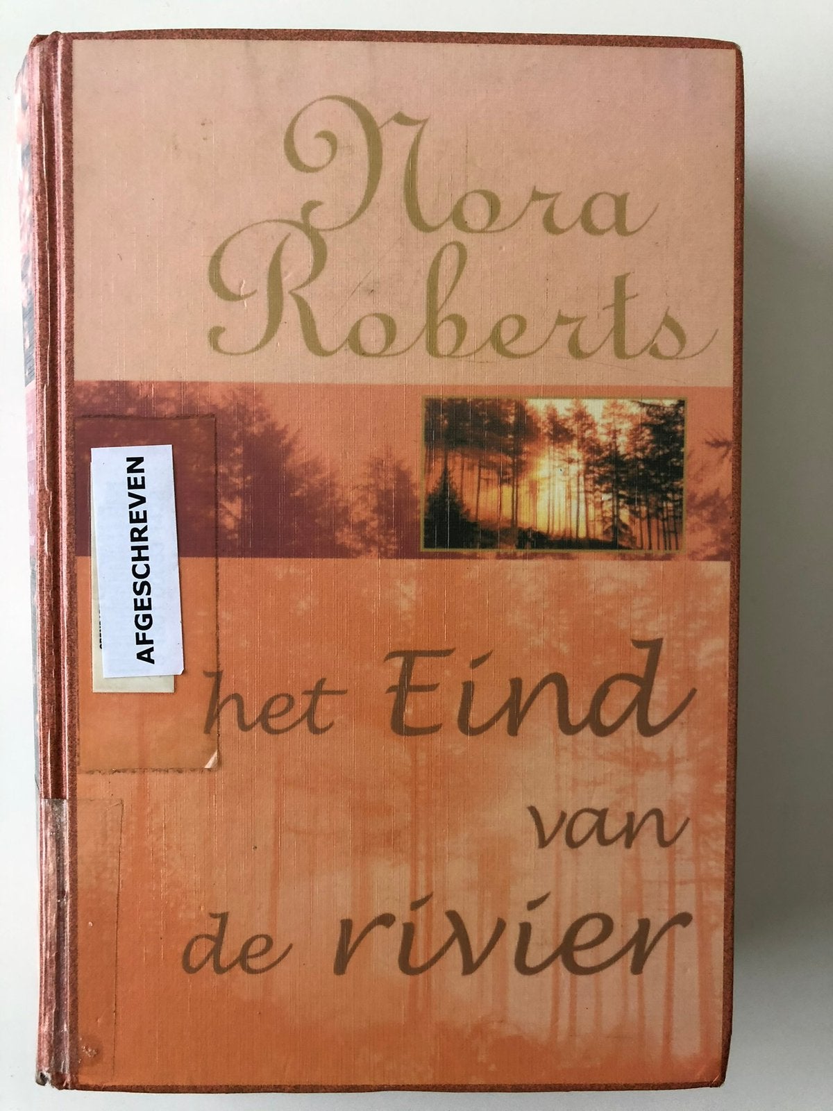 Nora Roberts: Het eind van de rivier, Ophalen of Verzenden, Gelezen