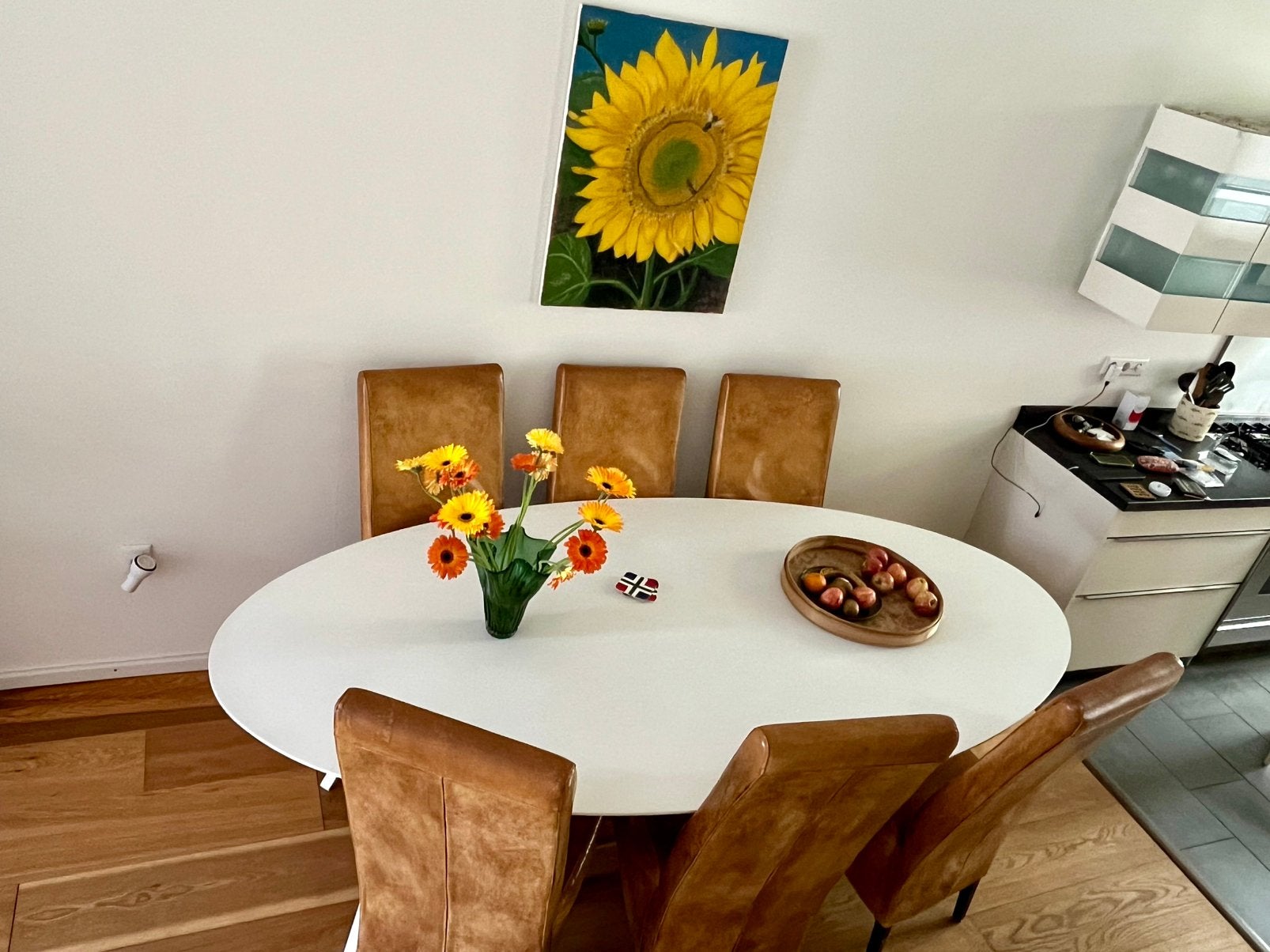 Witte ovale houten tafel met 6 leren stoelen, Huis en Inrichting, Tafels | Eettafels, 100 tot 150 cm, 200 cm of meer, Zo goed als nieuw
