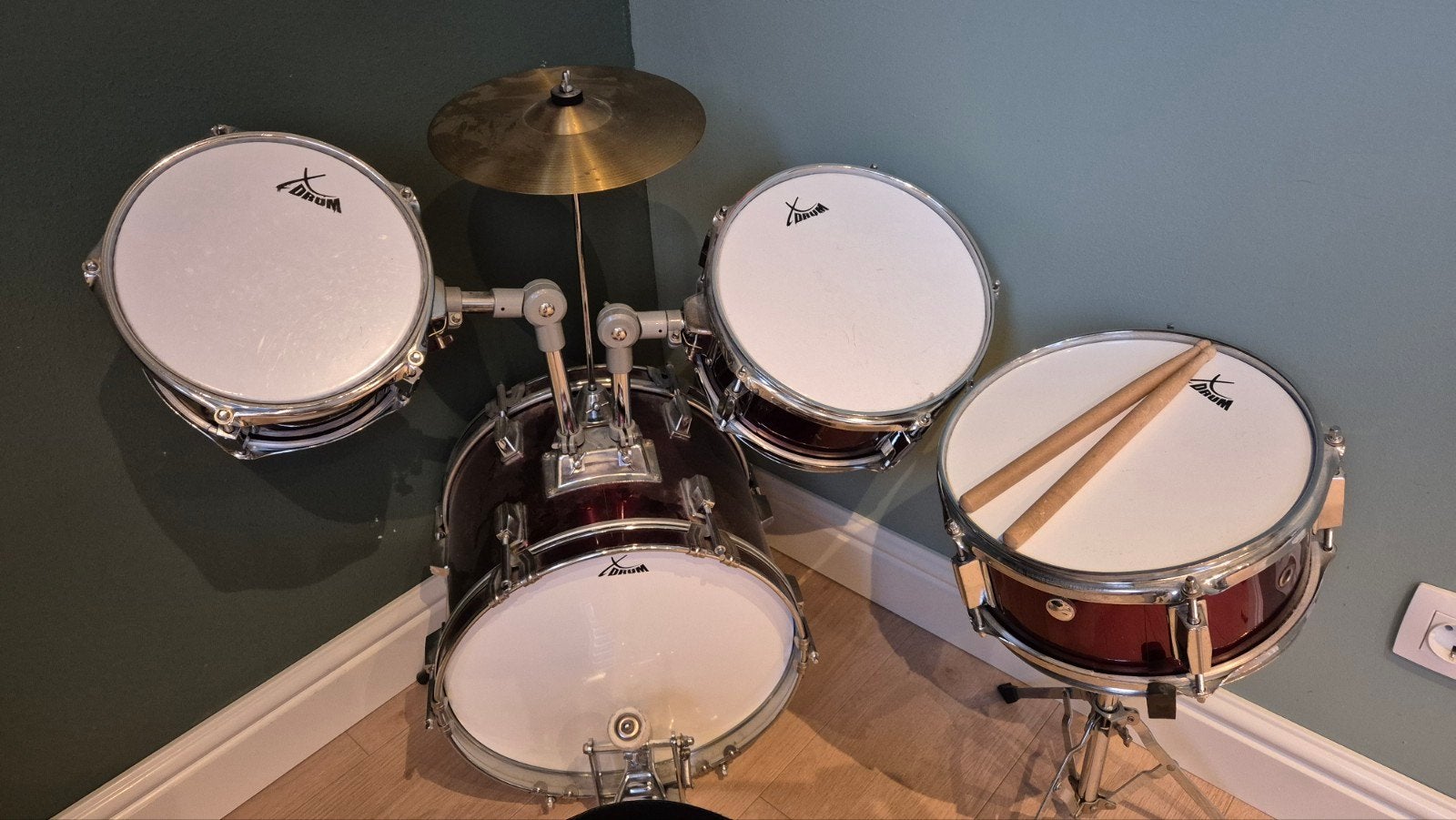 Kinder drumstel - Compleet met krukje en stokken, Muziek en Instrumenten, Ophalen, Gebruikt, Overige merken