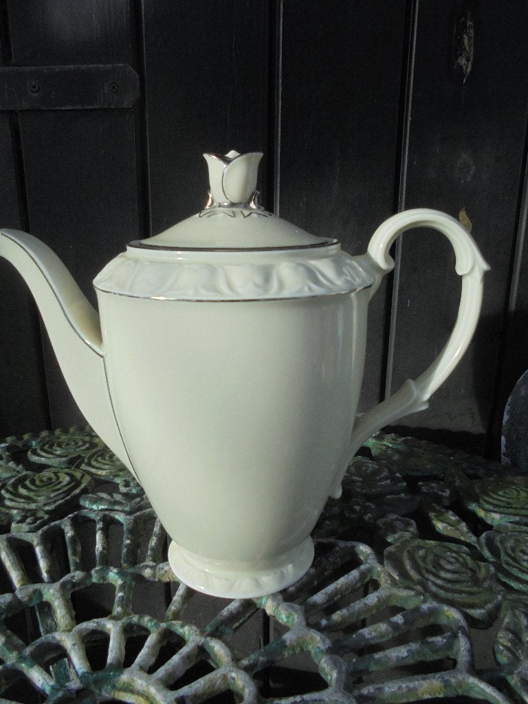 Koffiepot met reliëf bloemen rand en zilver accenten, Antiek en Kunst, Ophalen of Verzenden