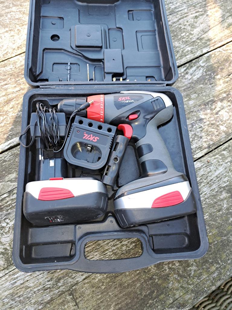 Skil Accuboormachine met 2 accu's, oplader en koffer, Doe-het-zelf en Verbouw, Gereedschap | Boormachines, Ophalen