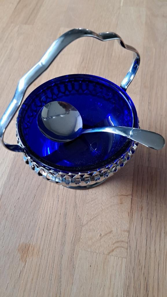 Zoutvaatje met blauw glas en lepel, Ophalen