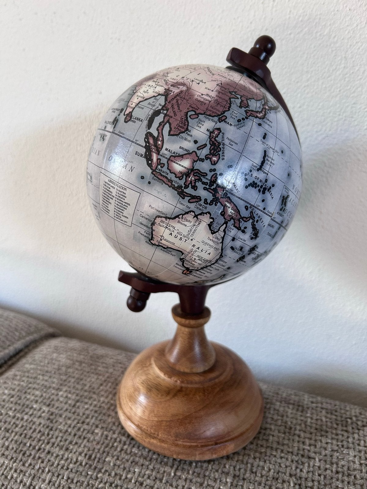 Decoratieve Wereldbol met Houten Voet hout, Draaibaar, Ophalen of Verzenden, Zo goed als nieuw, Staatkundige wereldbol