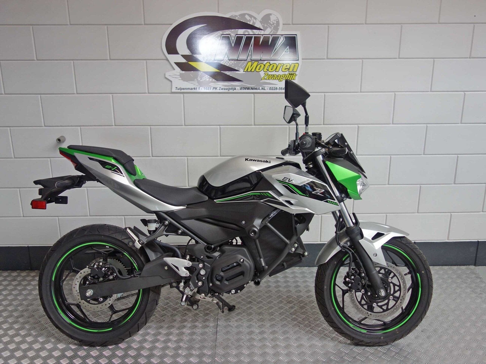 Kawasaki Z e-1, Motoren, 11 kW of minder, Handgeschakeld, ABS, Naked bike