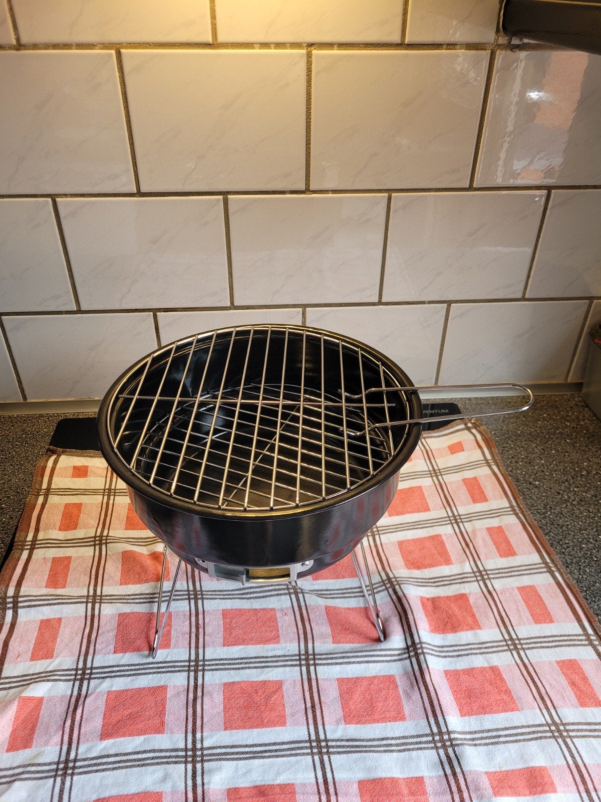 Compacte BBQ met draagtas en kolen - Ideaal voor onderweg!, Ophalen, Nieuw, Met accessoires