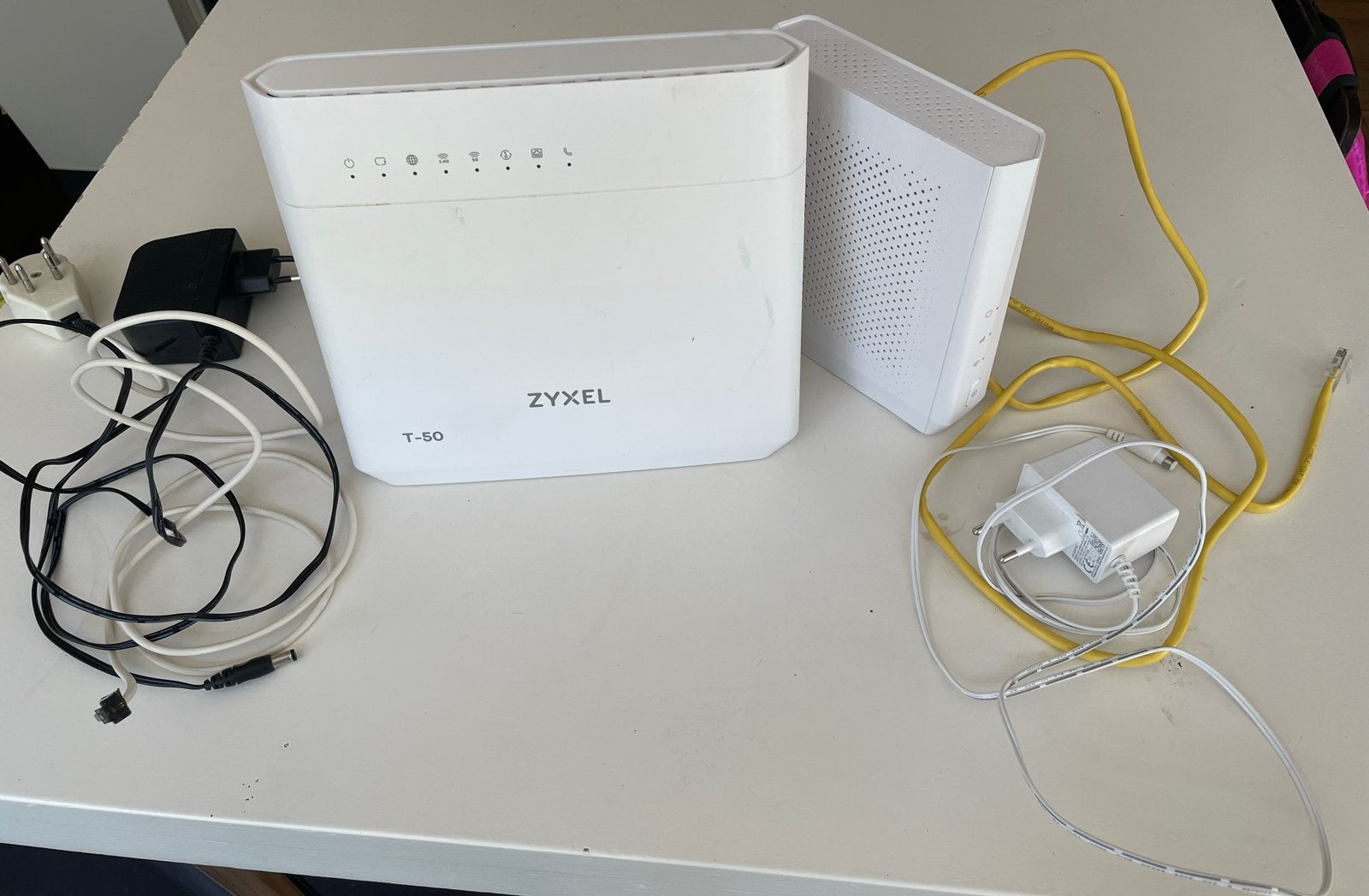 Zyxel T-50 Router met 1 extra extender - Zo goed als nieuw, Ophalen of Verzenden, Zo goed als nieuw, Router met modem