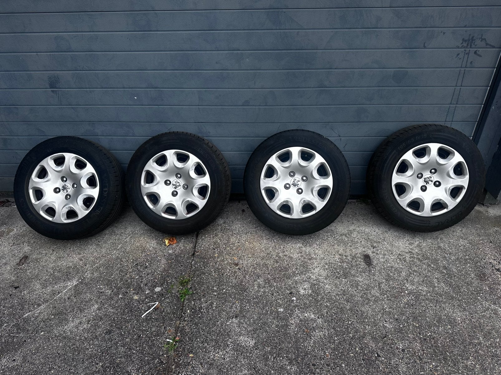 Peugeot vellgen en bijna nieuwe banden, Ophalen, Gebruikt, 15 inch, Banden en Velgen