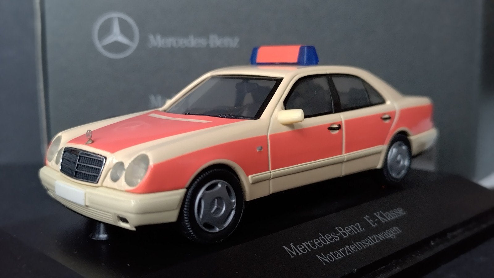 Mercedes Benz E Klasse W210 Notarzt 1:43 Herpa Pol, Hobby en Vrije tijd, Auto, Verzenden, ., Nieuw