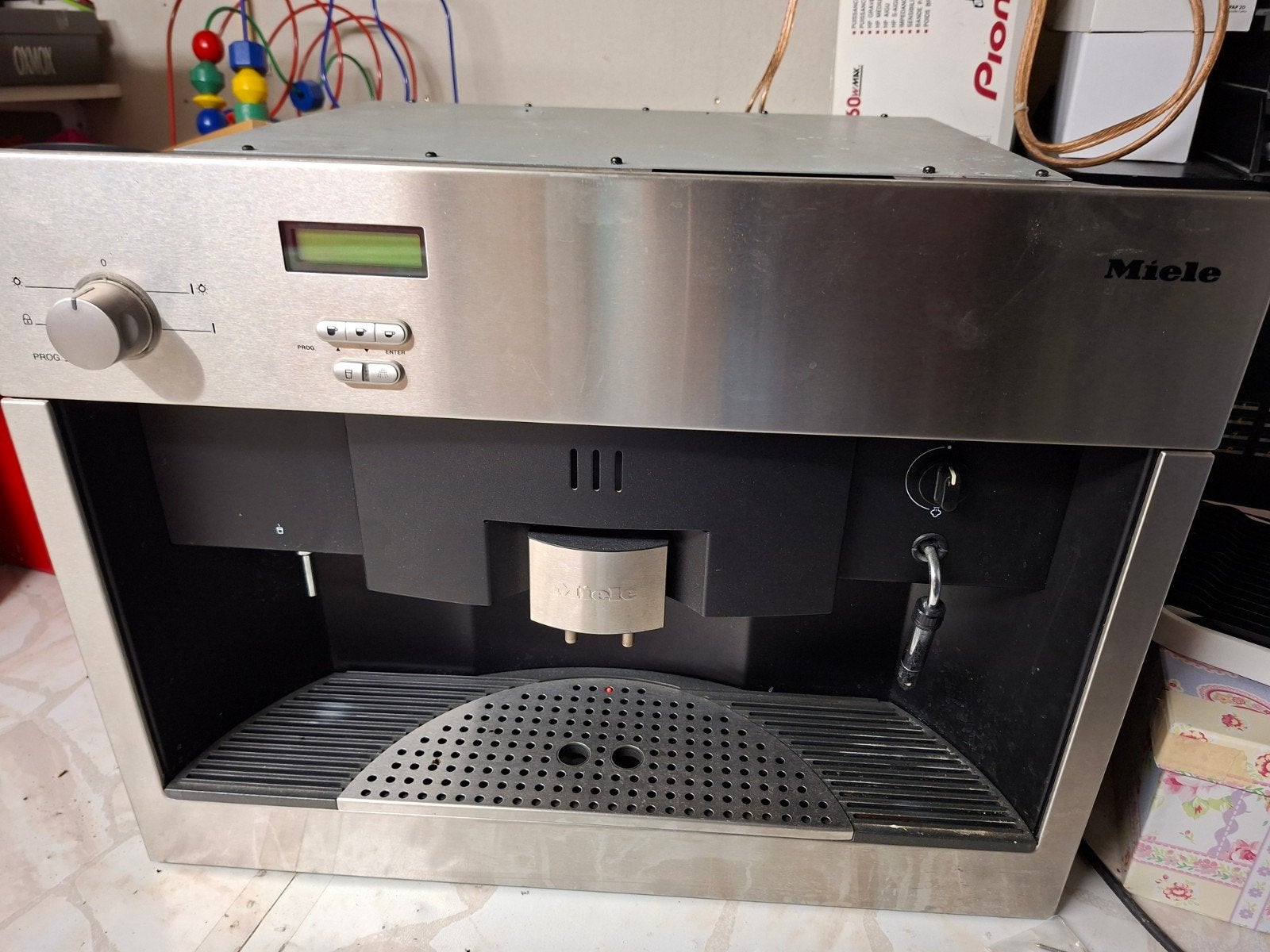 Miele Koffiemachine met ontluchtingsprobleem, 10 kopjes of meer, Koffiemachine, Niet werkend, Afneembaar waterreservoir