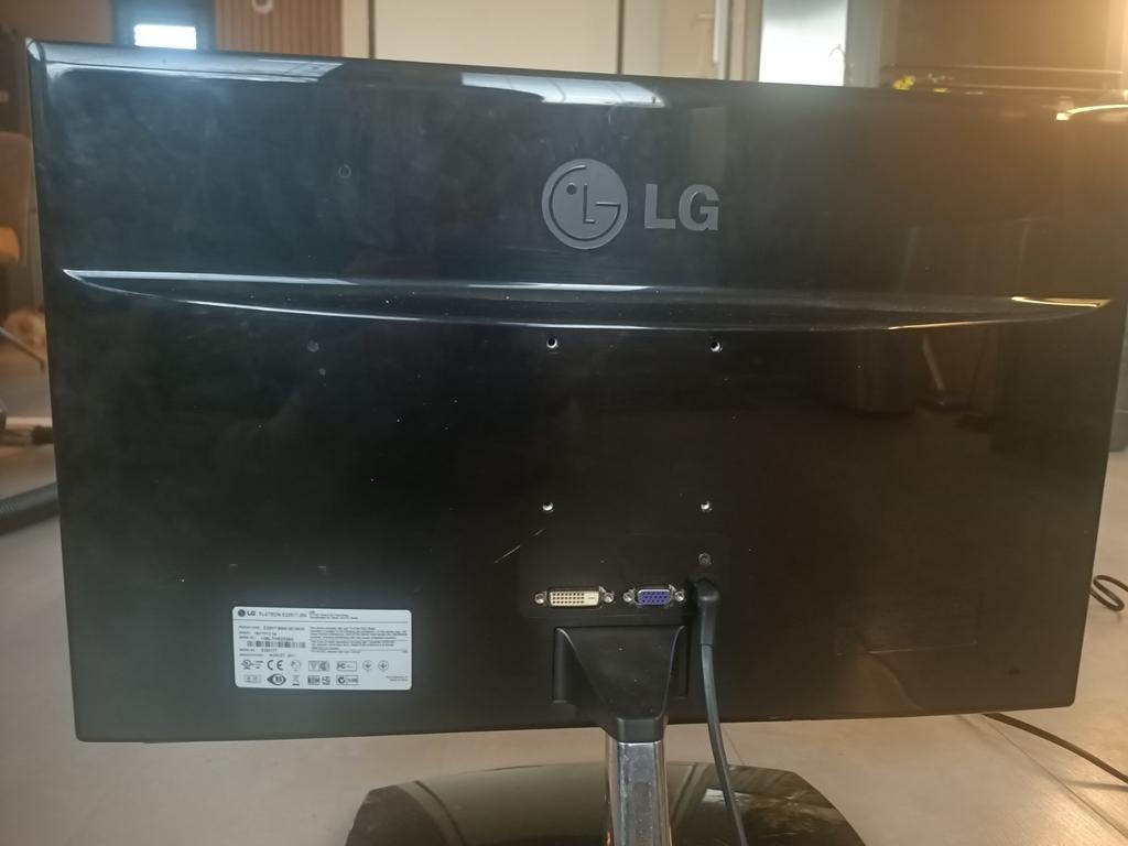 LG Flatron E2251t-BN Monitor - Ideaal voor thuiswerk/studie, Gebruikt, Kantelbaar, Full HD, Ophalen of Verzenden
