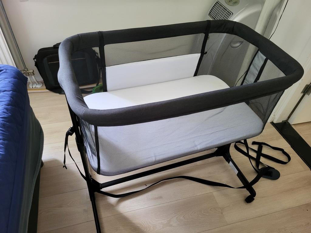 Zwart baby wiegje met matras, Kinderen en Baby's, Babywiegjes en Ledikanten, Ophalen