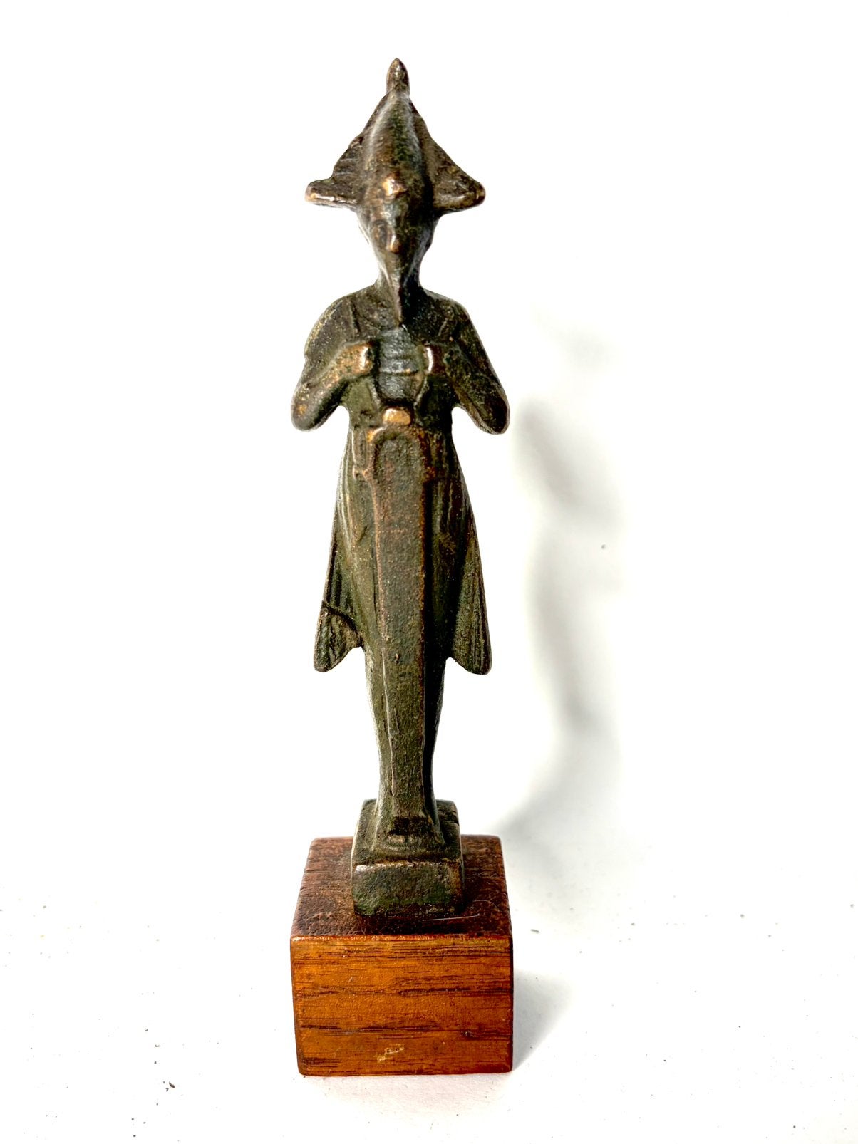 Bronzen beeldje van Egyptische figuur op houten sokkel, Antiek en Kunst, Kunst | Beelden en Houtsnijwerken, Minder dan 20 cm, Ophalen of Verzenden