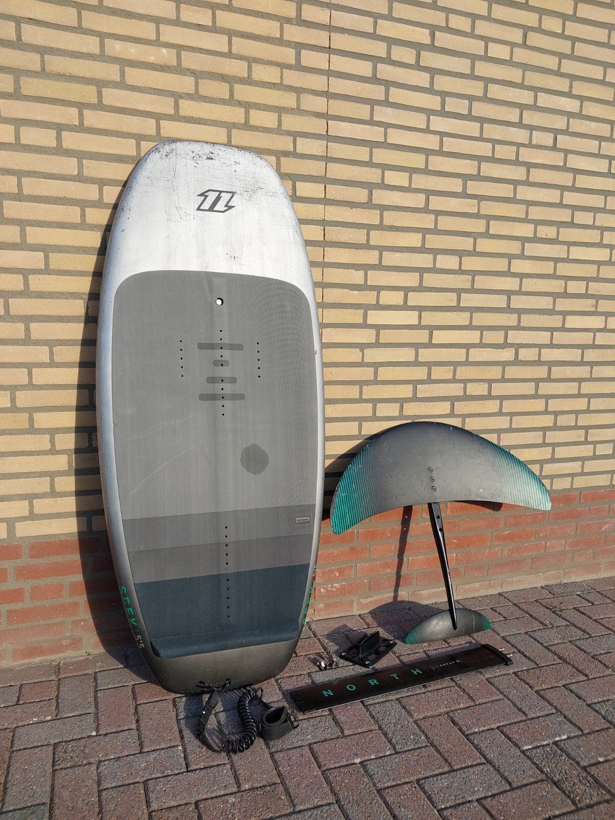 (GERESERVEERD TOT 28 AUG) North Seek 5.5 Wingfoil Board met, Watersport en Boten, Wingsurfen, Ophalen, Gebruikt