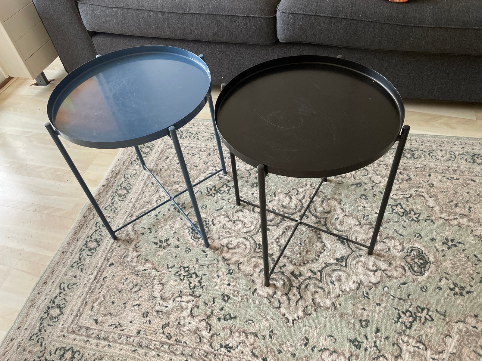 IKEA Gladom bijzettafels - blauw en zwart (set van 2), Huis en Inrichting, 45 tot 60 cm, Minder dan 55 cm, Gebruikt, Metaal of Aluminium