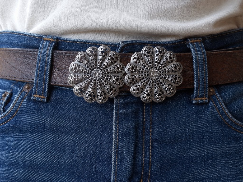 Grote tweedelige antieke zilverkleurige Zeeuwse knop/gesp, Losse buckle of gesp, Overige kleuren, 5 cm of meer, Ophalen of Verzenden