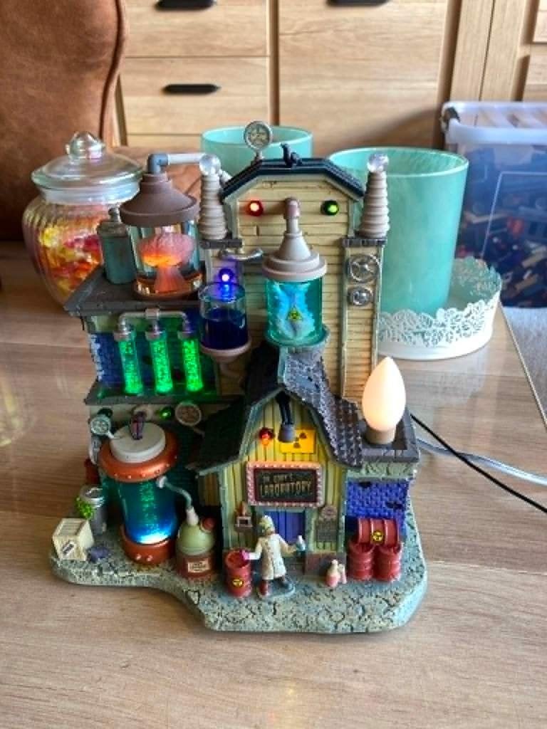 lemax spookytown - dr gory's laboratory, Ophalen, Zo goed als nieuw, Versiering, Halloween of Griezel