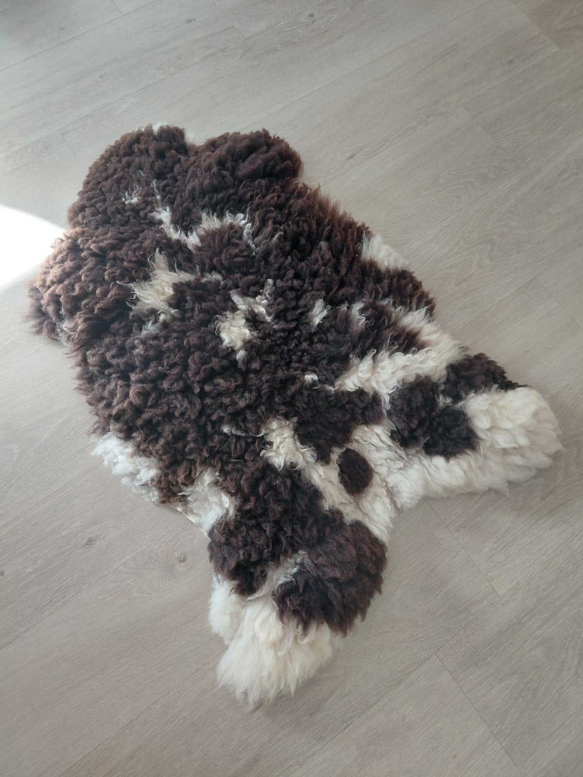 Zachte Schapenvacht - Bruin/Wit Gevlekt, Huis en Inrichting, Stoffering | Tapijten en Kleden, Ophalen, Gebruikt, 50 tot 100 cm