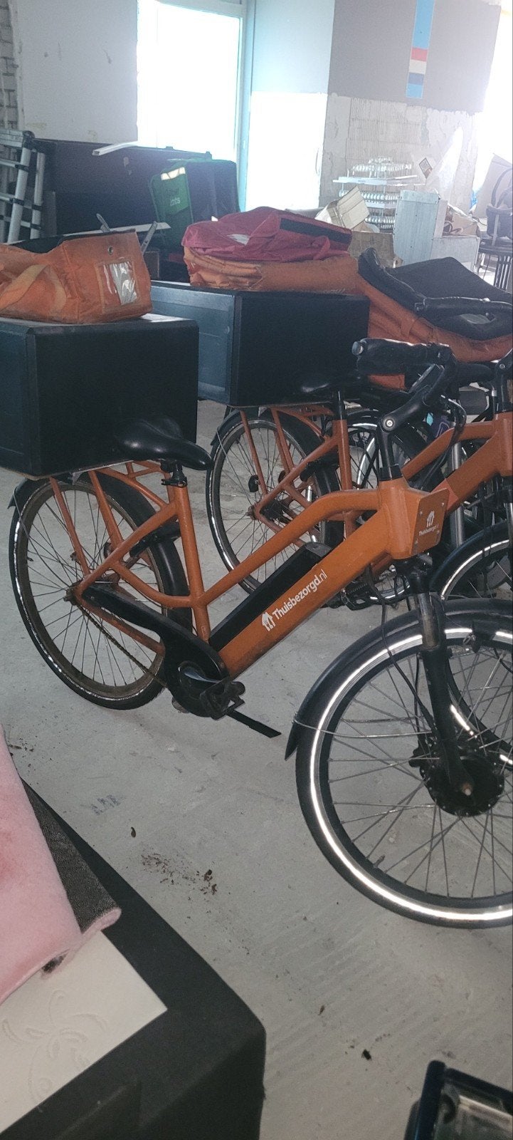 Thuisbezorgd E-bike - Oranje, Gebruikt, Gebruikt, 51 tot 55 cm, 30 tot 50 km per accu, Ophalen