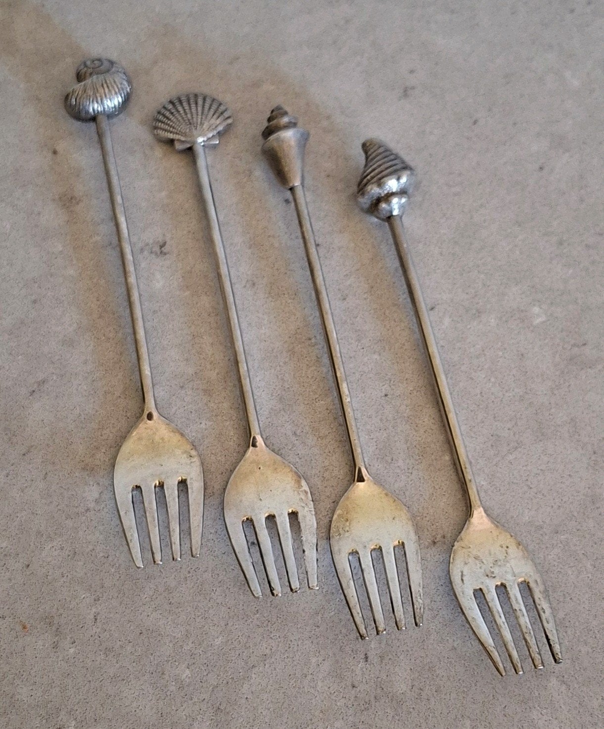 Vintage verzilverde schelpen vorkjes (Shell, jaren '90), Gebruikt, Gebaksvork, Los bestek, Ophalen of Verzenden