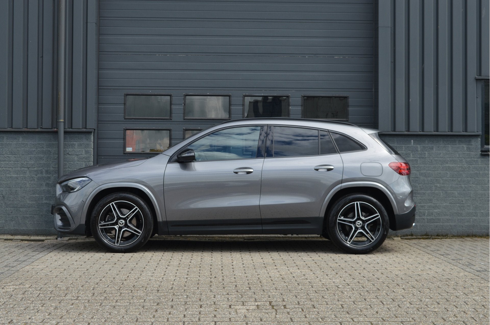 Mercedes-Benz GLA 180 AMG Line | PANO | ACC | CAM | KEYLESS, Gebruikt, 4 cilinders, Met garantie (alle), Bedrijf