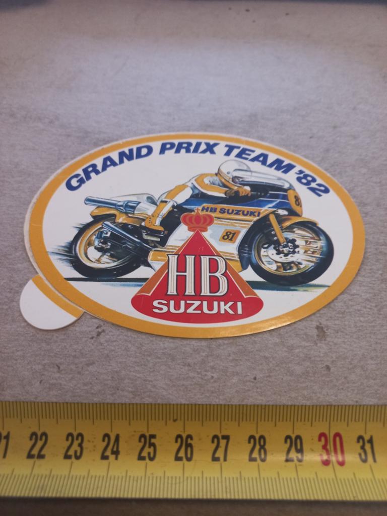 Grand prix team 82 hb suzuki 33, Verzamelen, Stickers, Ophalen of Verzenden, Zo goed als nieuw