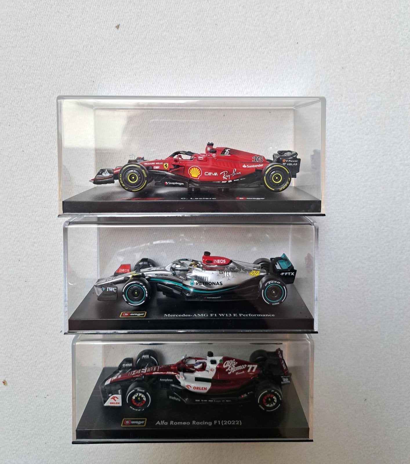Bburago 1:43 F1 - Ferrari, Mercedes & Alfa Romeo, Hobby en Vrije tijd, Modelauto's | 1:87, Ophalen of Verzenden, Zo goed als nieuw
