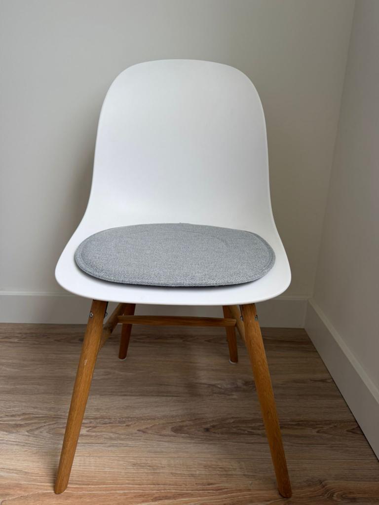 Eetkamerstoelen: 2x wit plastic, 2x riet, Huis en Inrichting, Stoelen, Ophalen, Hout, Gebruikt, Overige kleuren