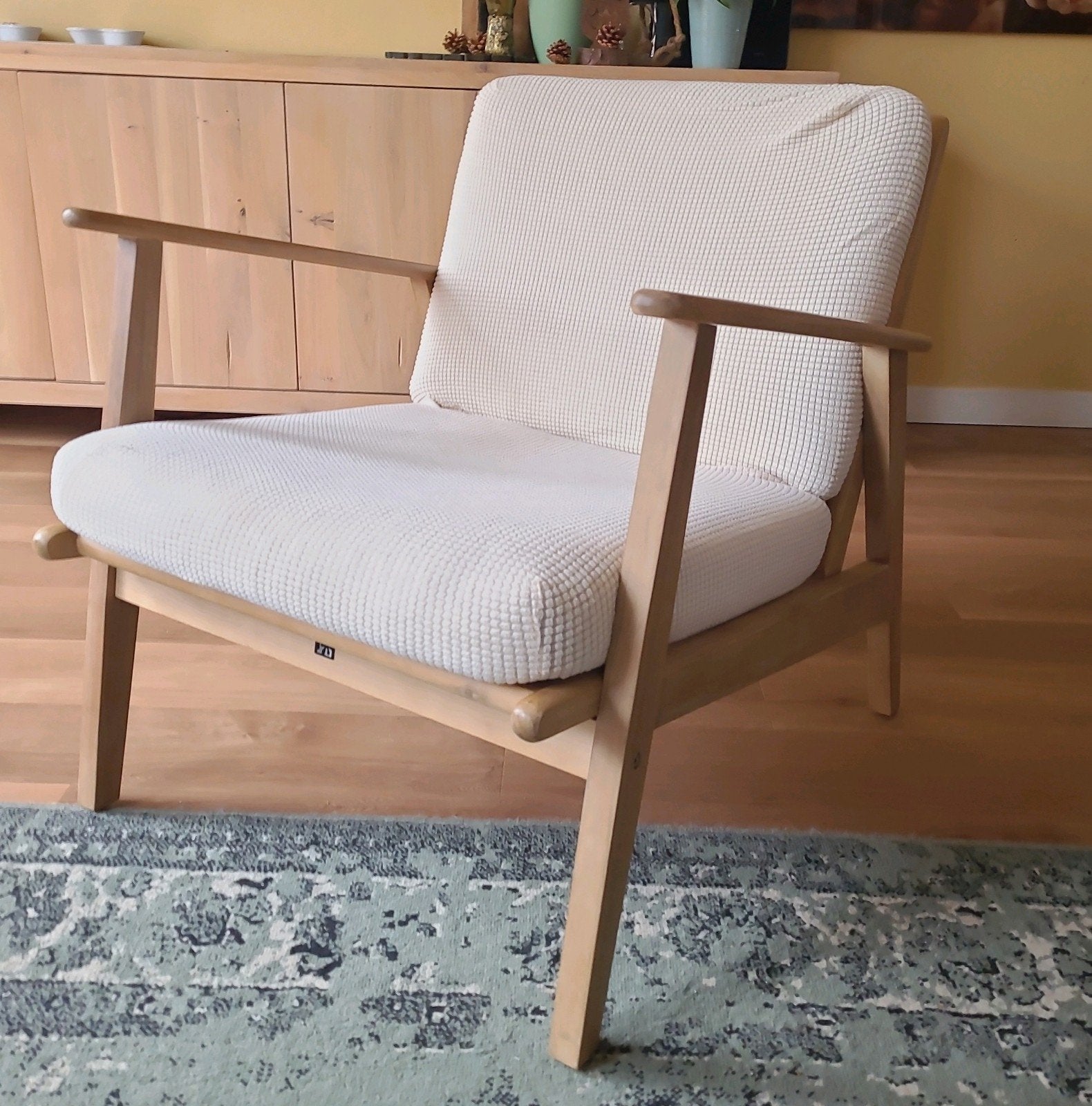 Houten fauteuil met extra witte hoes, Huis en Inrichting, Stoelen, Ophalen, Modern, Scandinavisch, Zo goed als nieuw, Stof