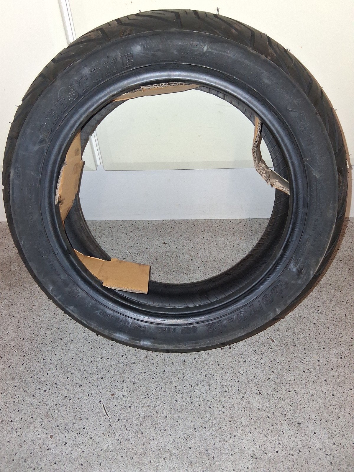 Nieuwe band Deestone 130/70/12, Fietsen en Brommers, Ophalen of Verzenden, Nieuw, Benzine