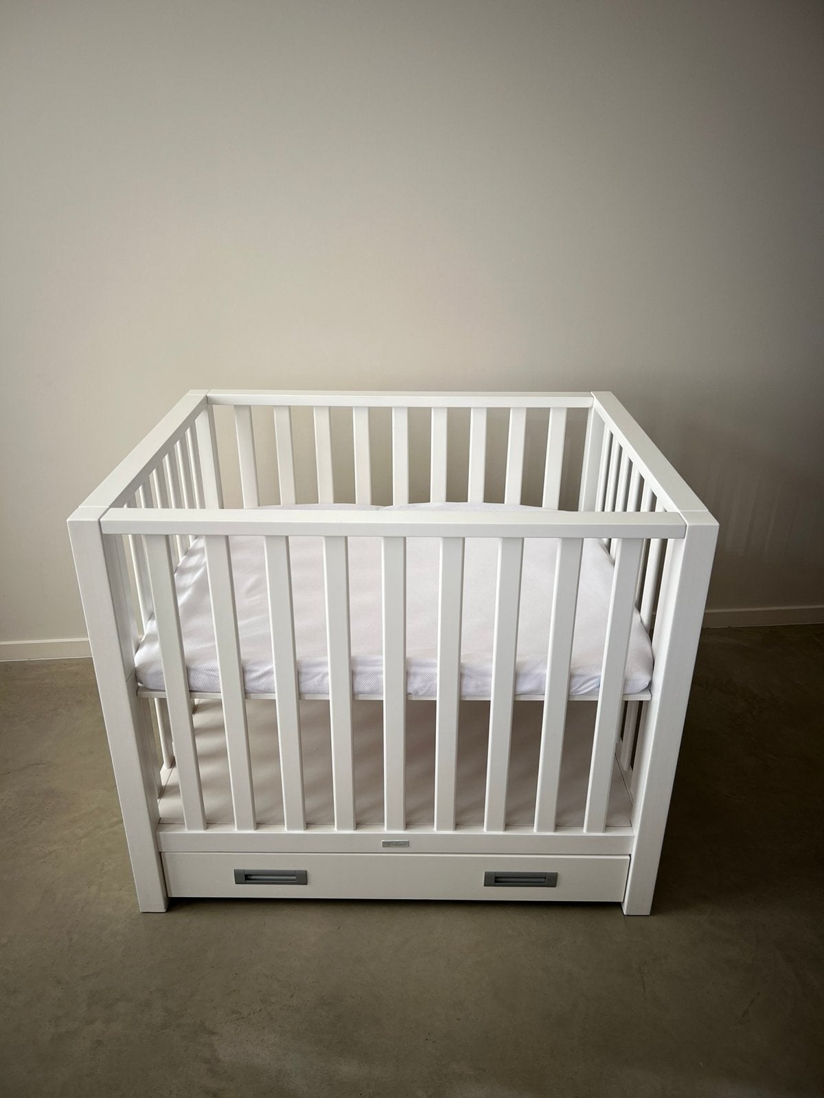 Witte box met lade, Kinderen en Baby's, Boxen, Zo goed als nieuw, Rechthoekig, In hoogte verstelbaar, Lade, Ophalen