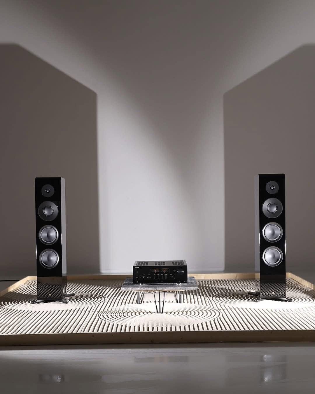 Yamaha R-N2000A & NS-2000A High-End Audio Set