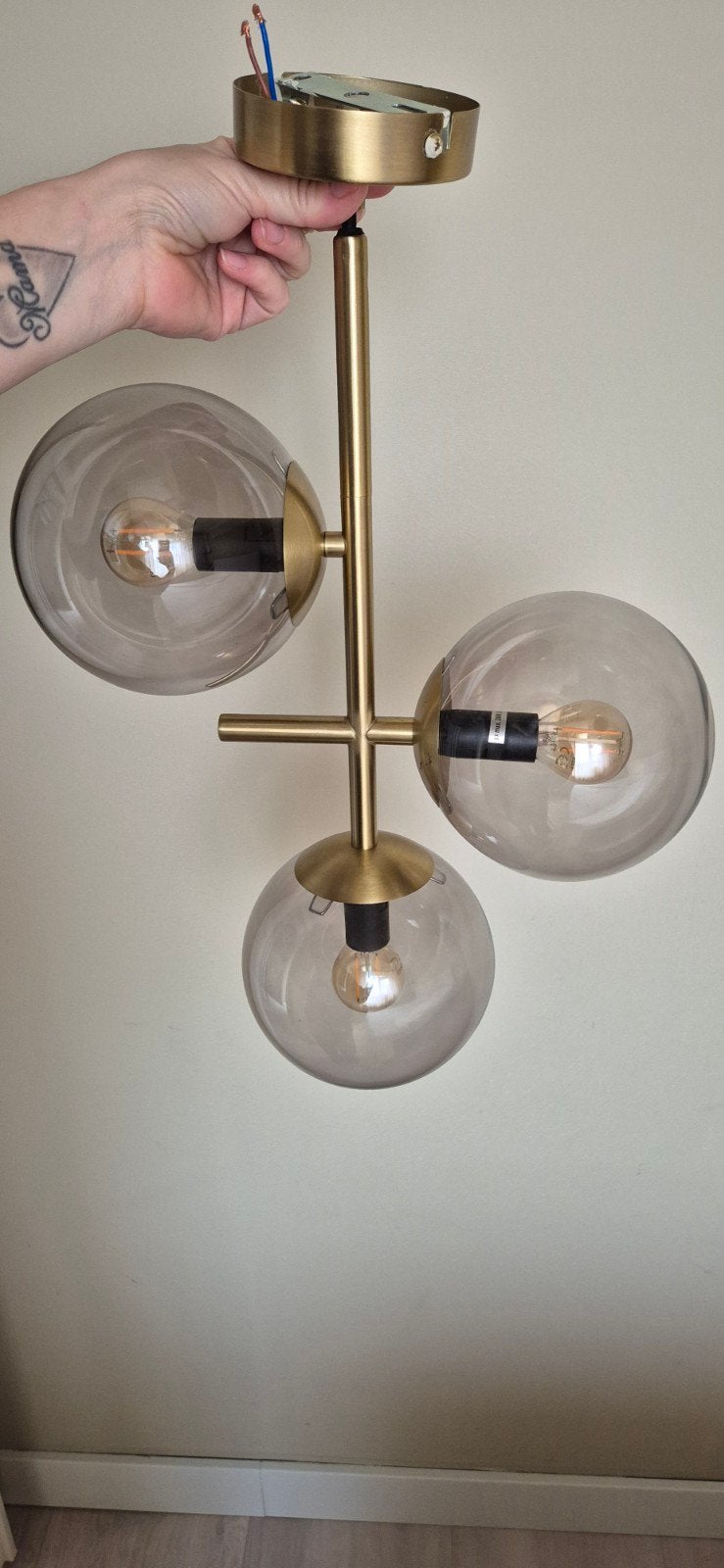 Goudkleurige plafondlamp Kwantum met 3 rookglas kapjes, Huis en Inrichting, Ophalen, Gebruikt, Glas, Goud