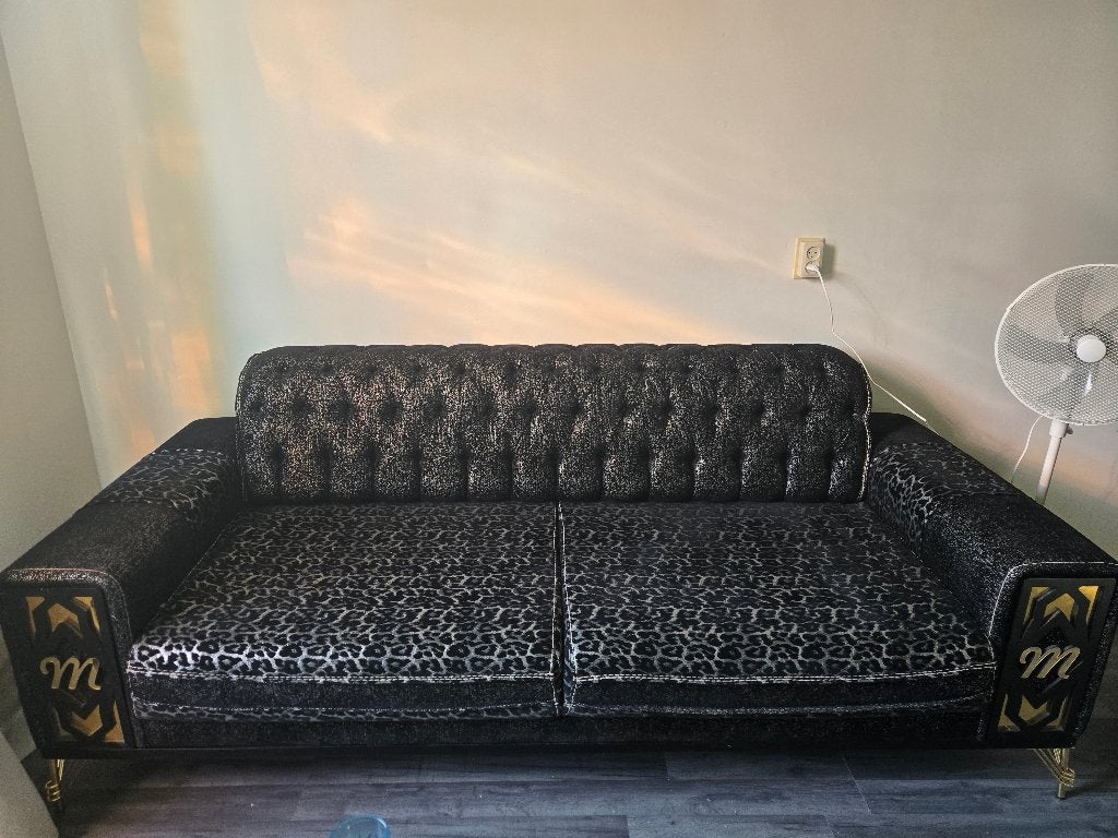 Stijlvolle tweepersoonsbank met luipaardprint, Ophalen, Driepersoons, 75 tot 100 cm, Zo goed als nieuw