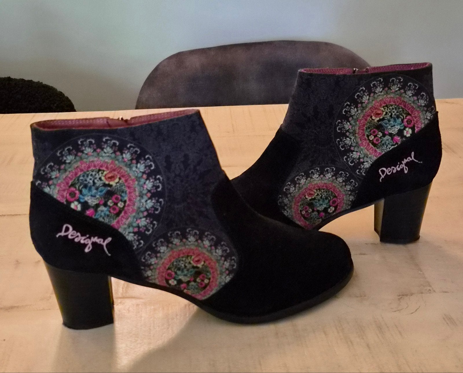 Desigual enkellaars, Lage of Enkellaarzen, Ophalen of Verzenden, Zo goed als nieuw, Desigual