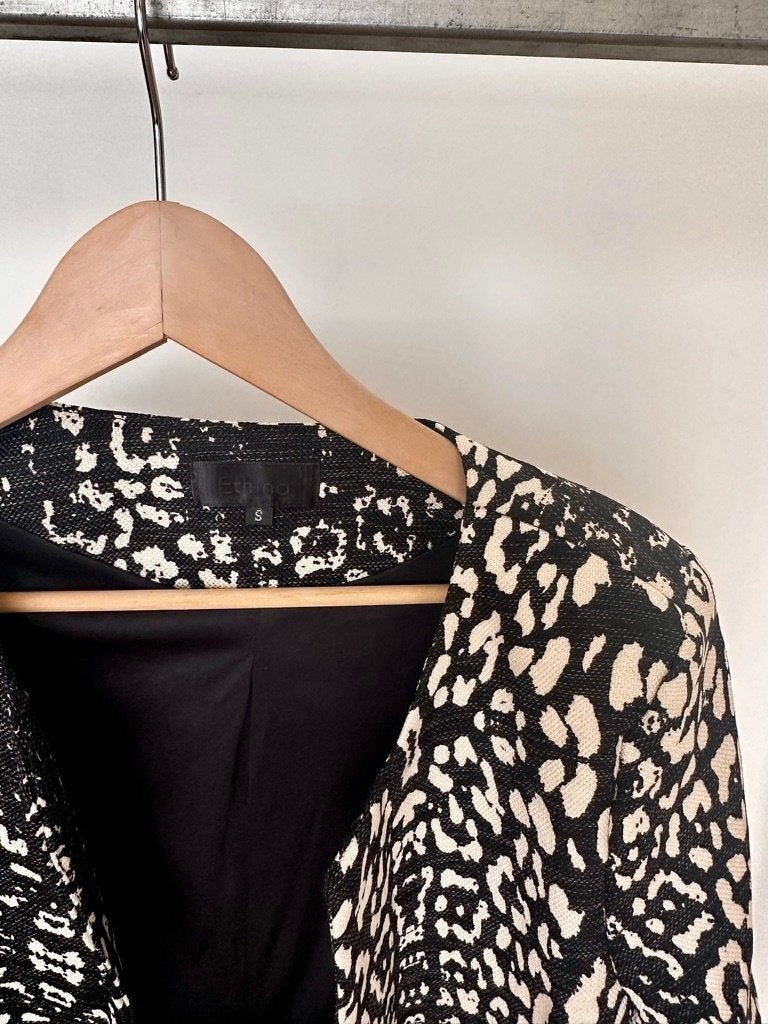 Foto 2 van Ethina lange blazer luipaardprint zwart wit maat 36