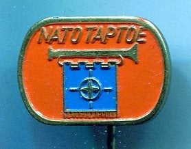 NATO Taptoe rood op koper speldje ( M_198a), Verzenden, Nieuw, Stad of Land, Speldje of Pin