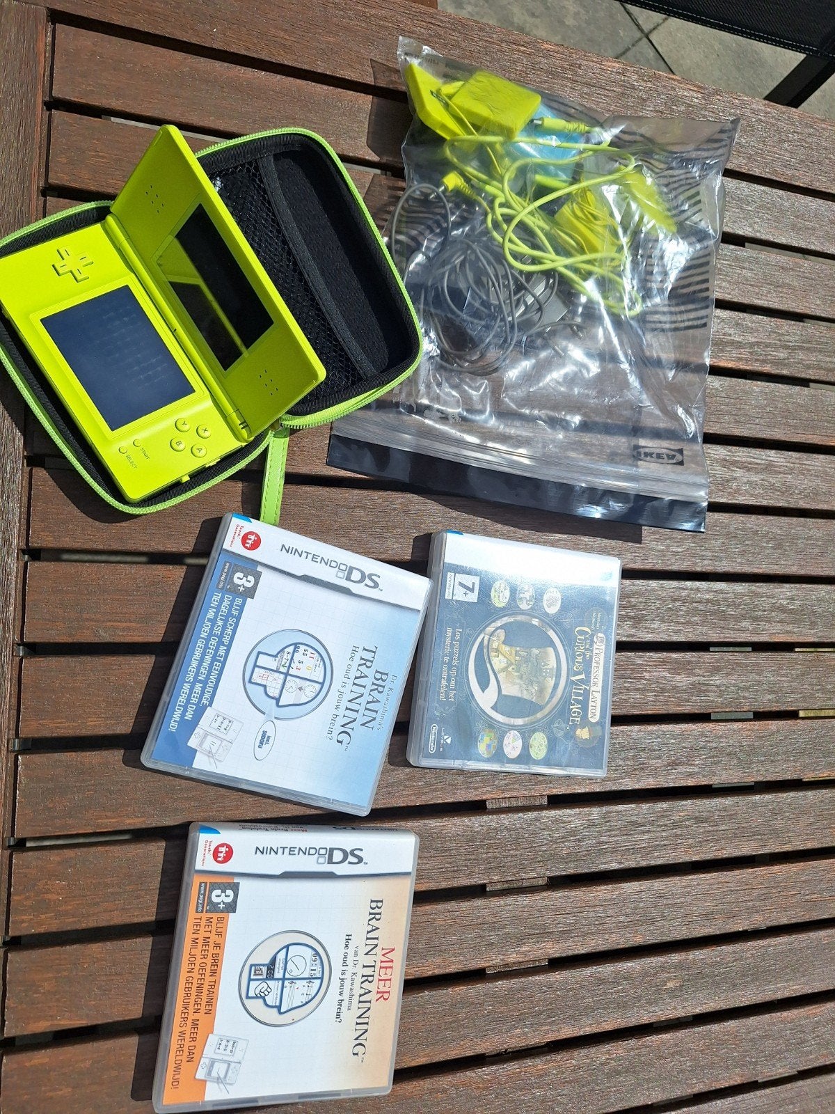 Nintendo DS Lite Geel met 3 spellen en accessoires, Spelcomputers en Games, Spelcomputers | Nintendo DS, Gebruikt, Ophalen of Verzenden