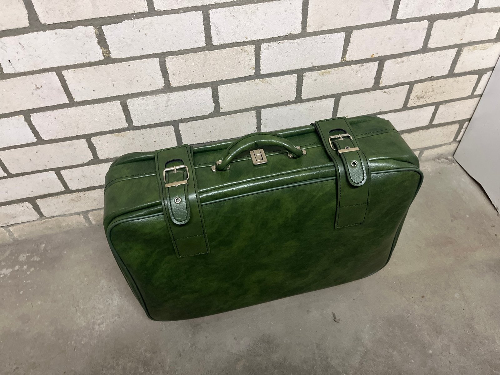 Groene retro koffer zonder sleutels, Ophalen, Overige materialen, Gebruikt, 50 tot 60 cm